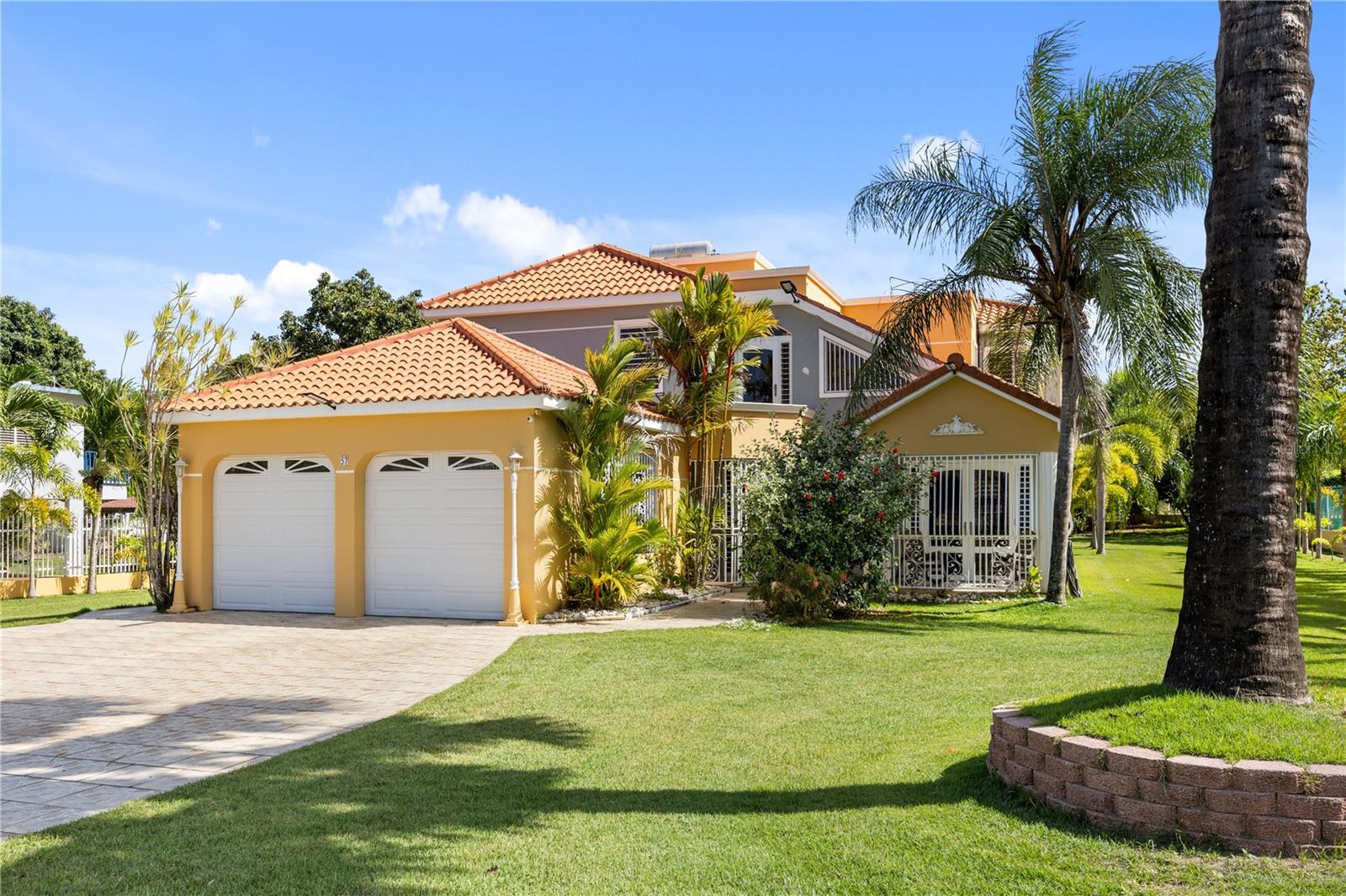 5 hab · 5 baños · MANATI
