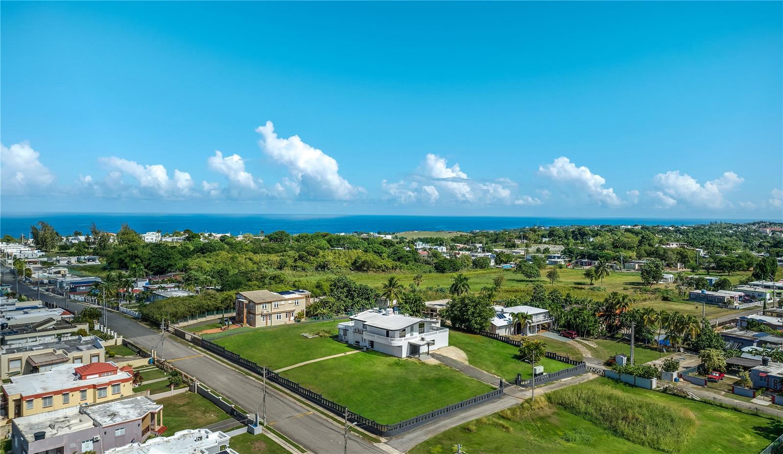 4 hab · 4 baños · CAMUY