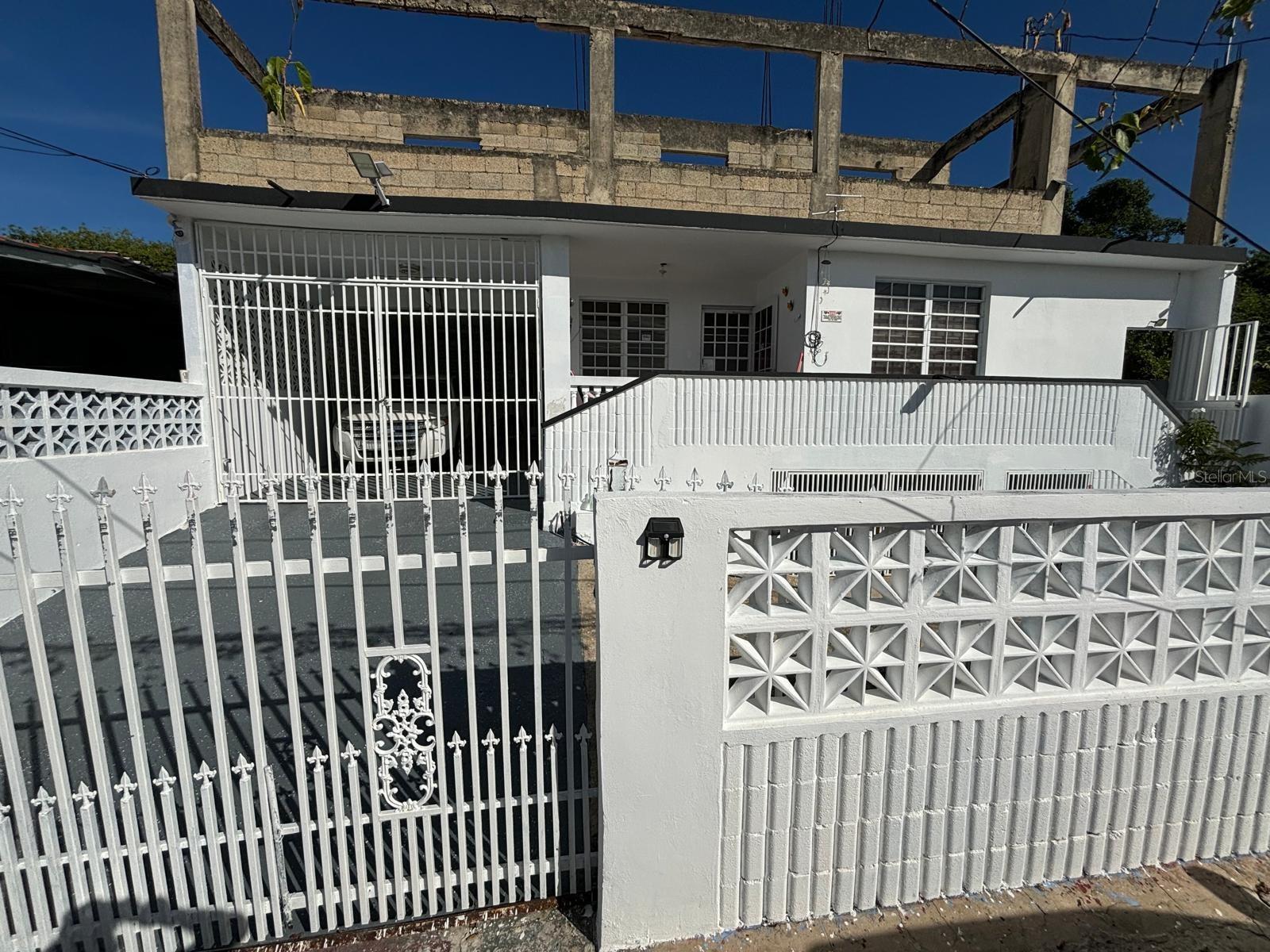 4 hab · 2 baños · ARECIBO