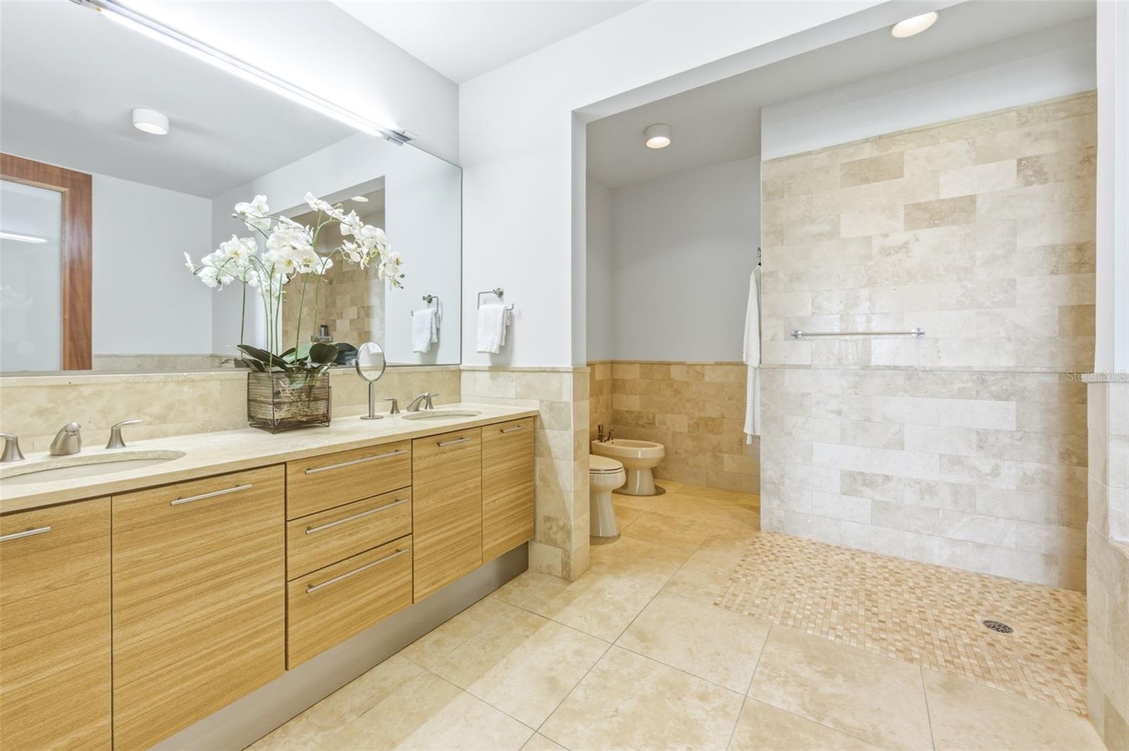 3 hab · 4 baños · DORADO — foto 12