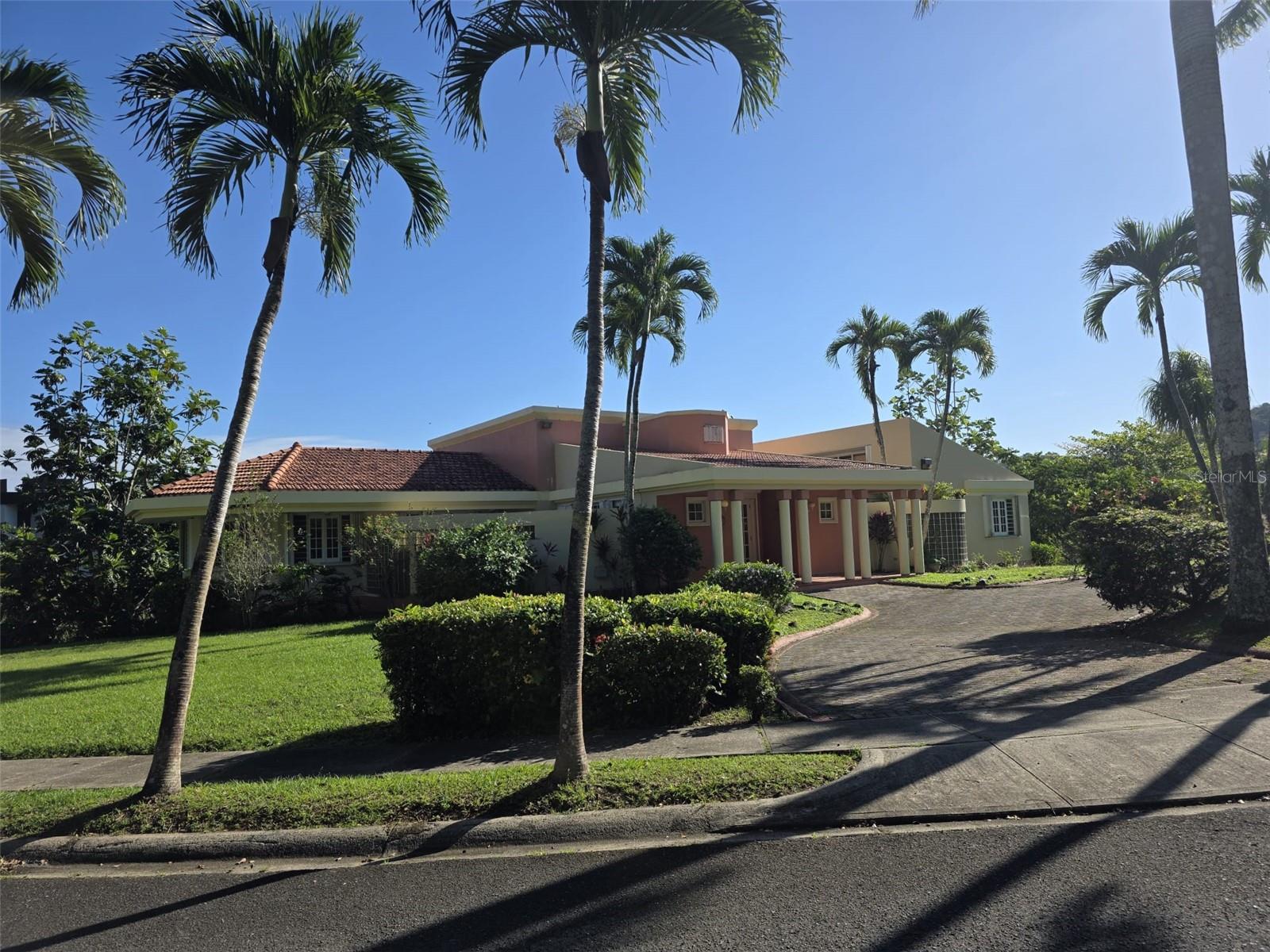 5 hab · 6 baños · CAGUAS