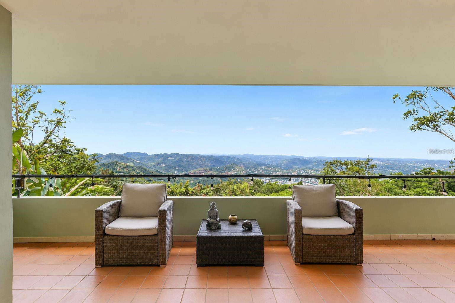 4 hab · 4 baños · CAYEY