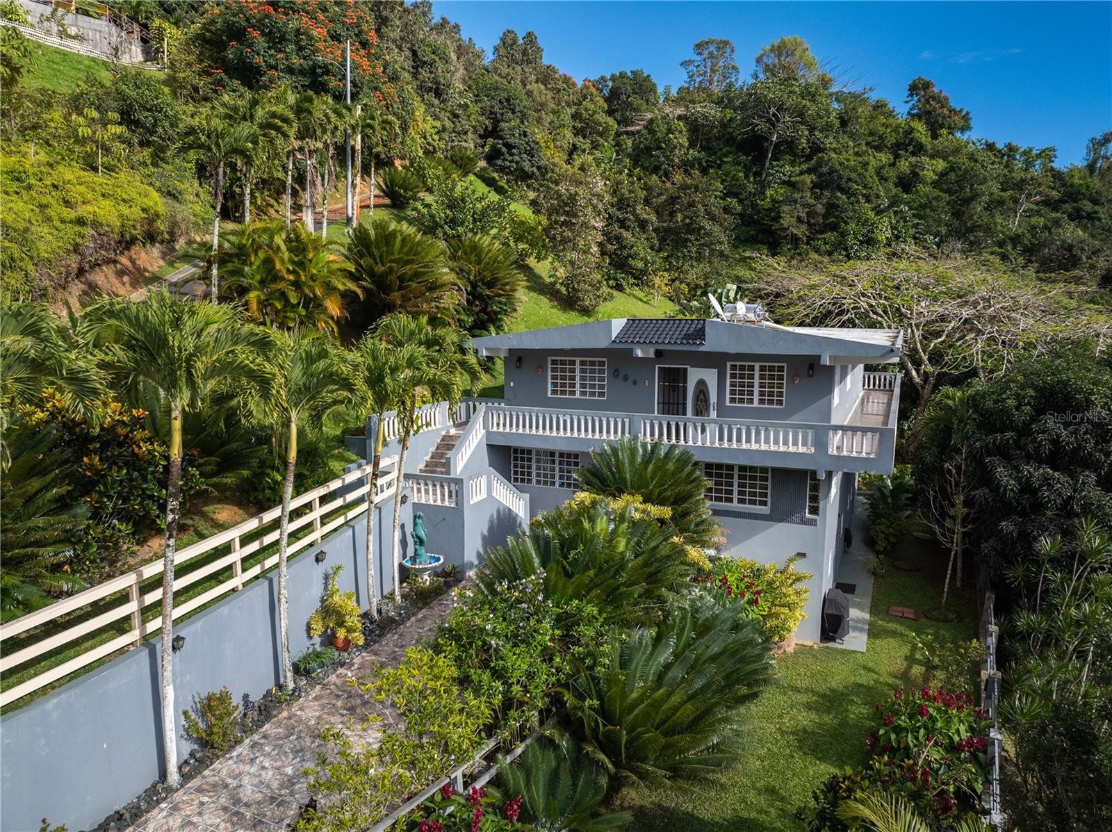 5 hab · 4 baños · CAYEY