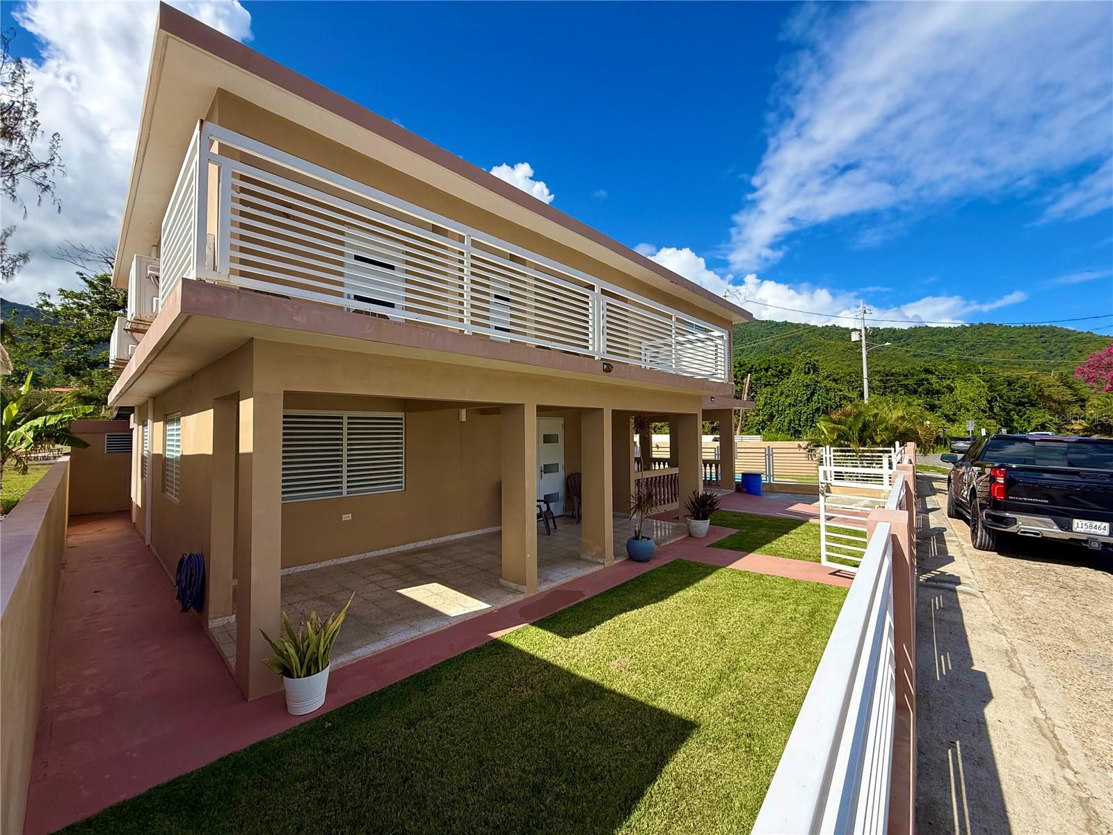 4 hab · 3 baños · PATILLAS