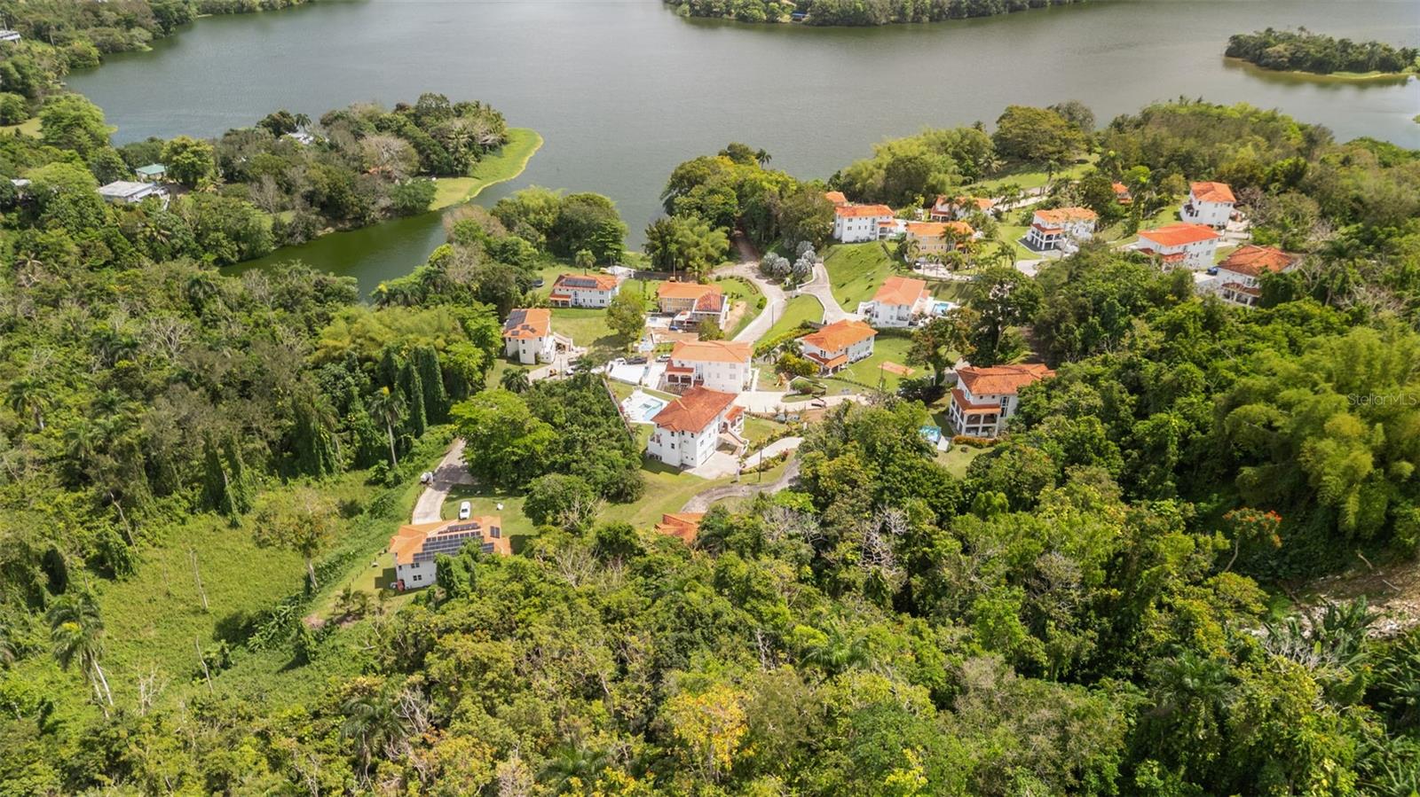 3 hab · 5 baños · TRUJILLO ALTO — foto 4