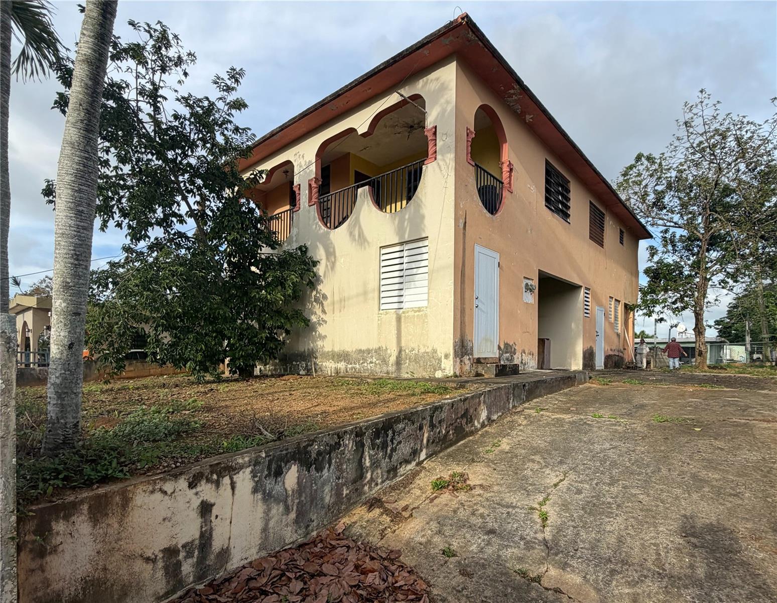 4 hab · 2 baños · HATILLO