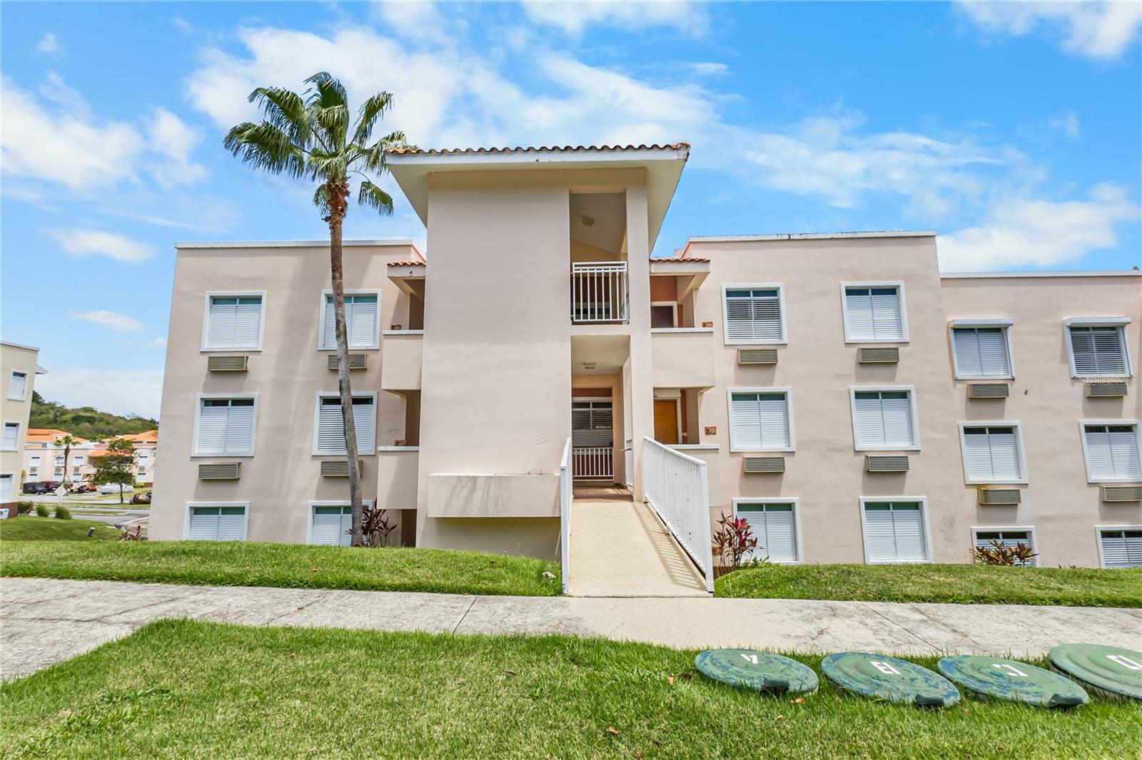 3 hab · 3 baños · HUMACAO