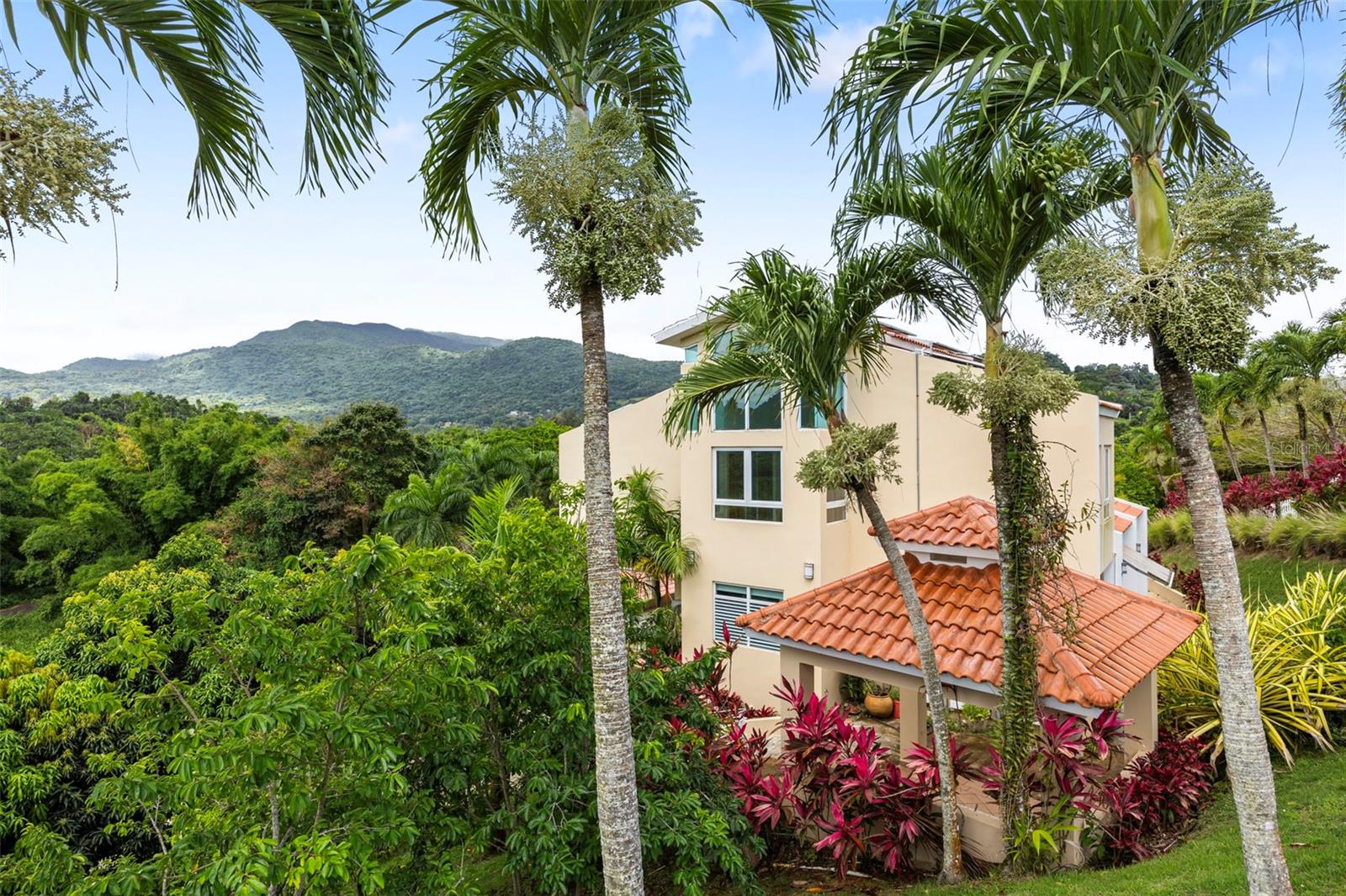 4 hab · 5 baños · LUQUILLO