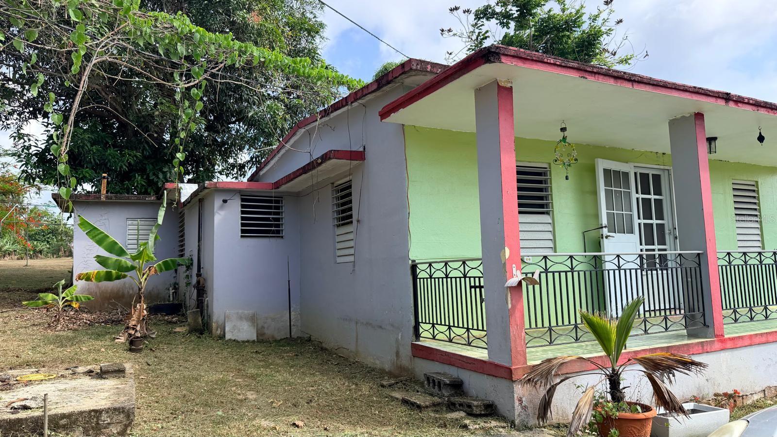 4 hab · 2 baños · AGUADILLA