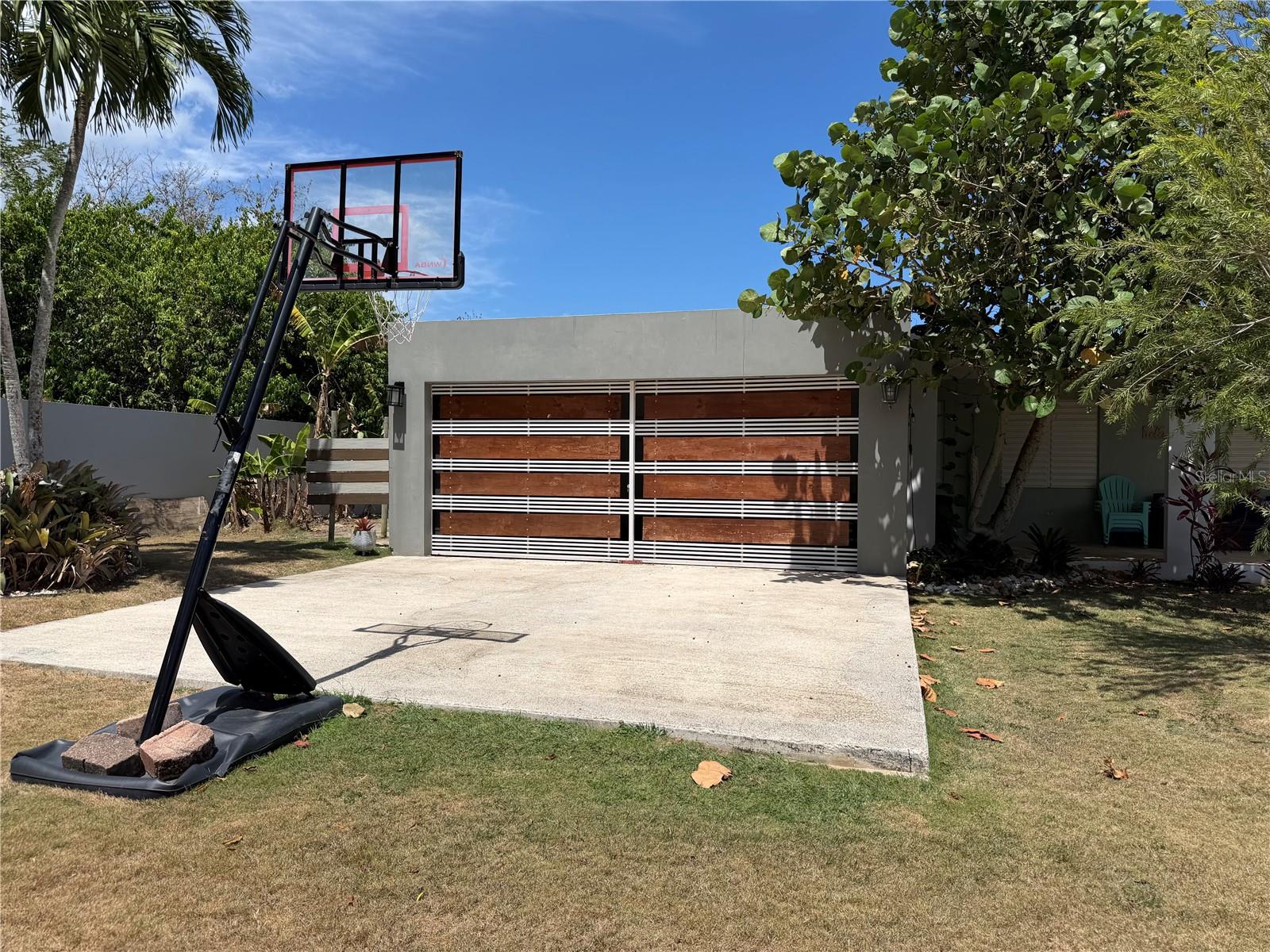 3 hab · 2 baños · ARECIBO