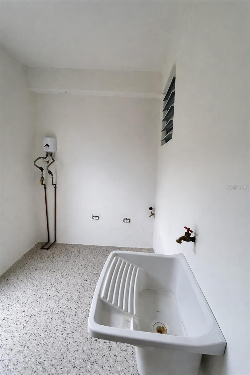 6 hab · 4 baños · TOA ALTA