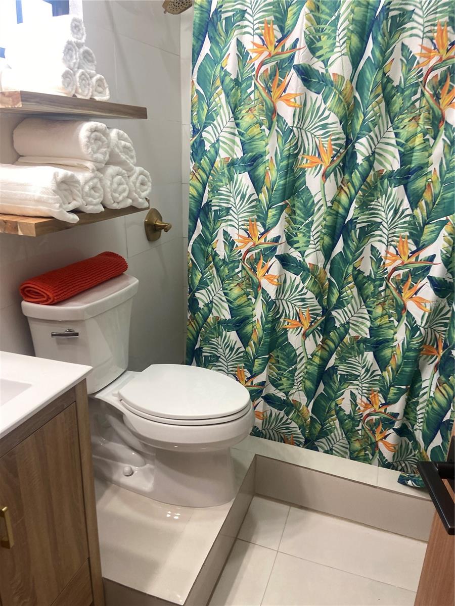 2 hab · 2 baños · CONDADO