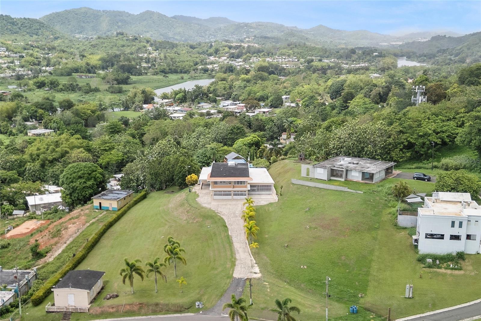 5 hab · 4 baños · GURABO